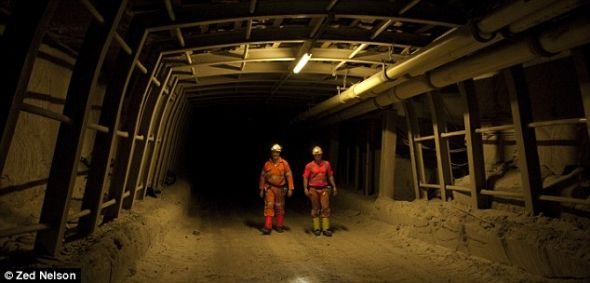 身在波尔比钾盐矿的肖恩・帕林和尼尔・罗利博士。钾盐矿地下深处就是一座科学实验室。矿井的地道又高又宽，足以并排摆放两辆路虎汽车。